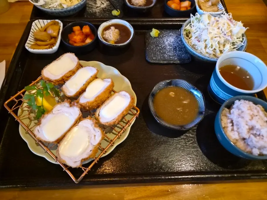 モッツァレラチーズ入りのチーズかつの一皿