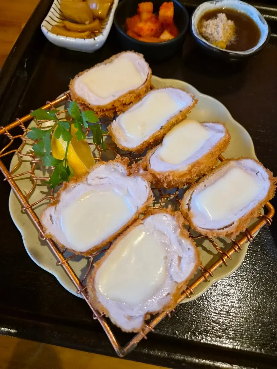 6切れに分けられたチーズかつ