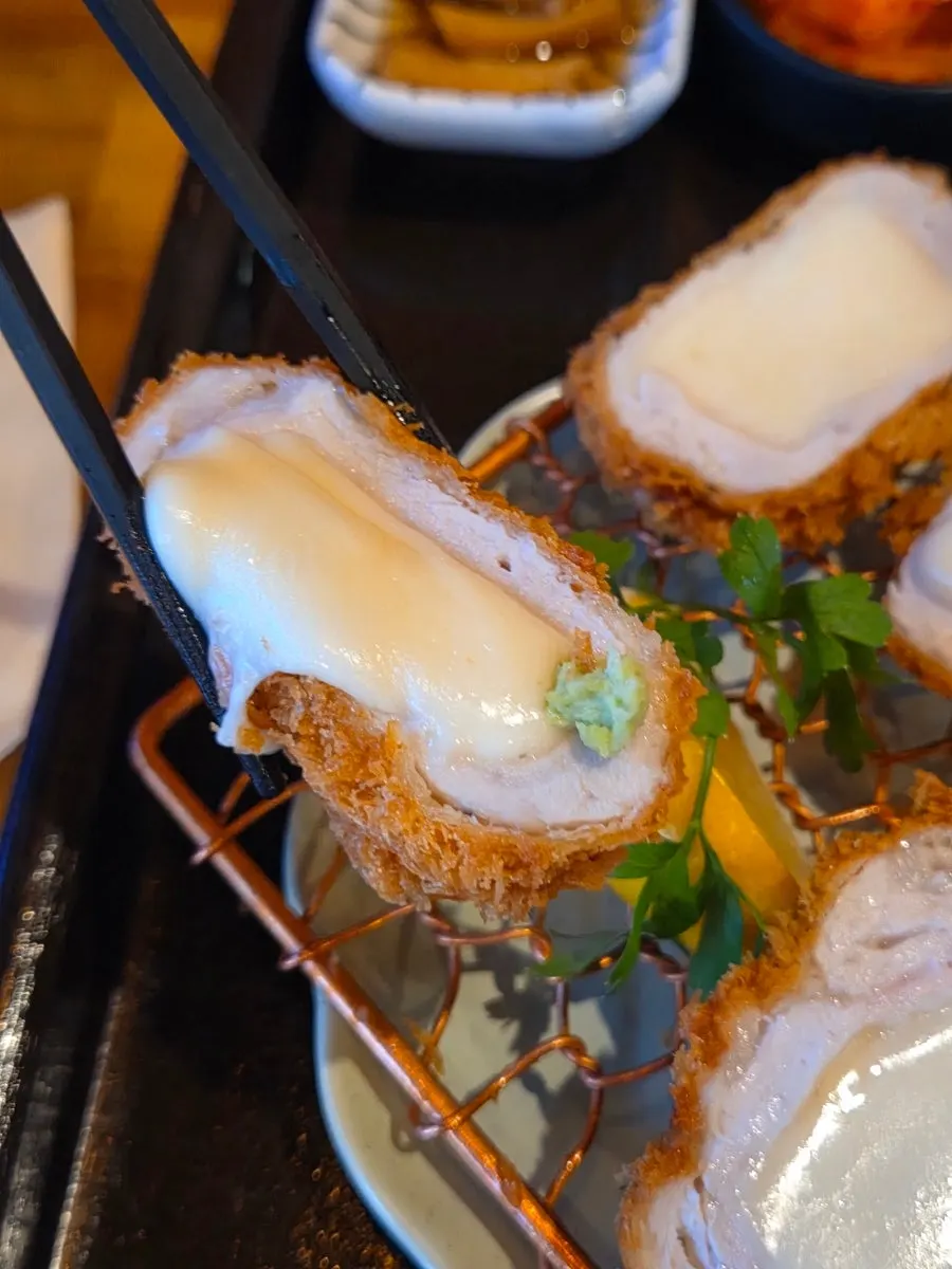 チーズがたっぷり詰まったチーズかつの断面