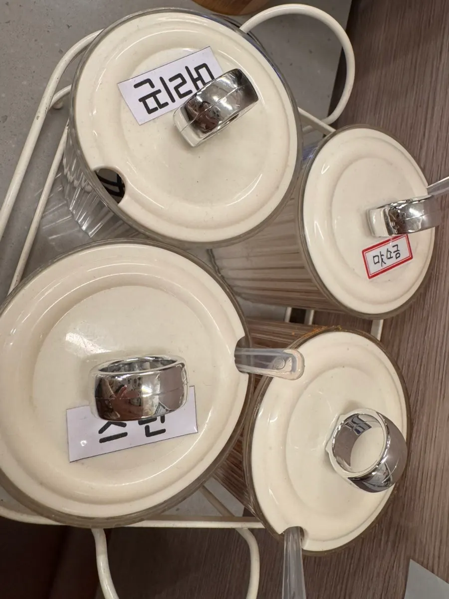 테이블 위 수저통과 종이컵