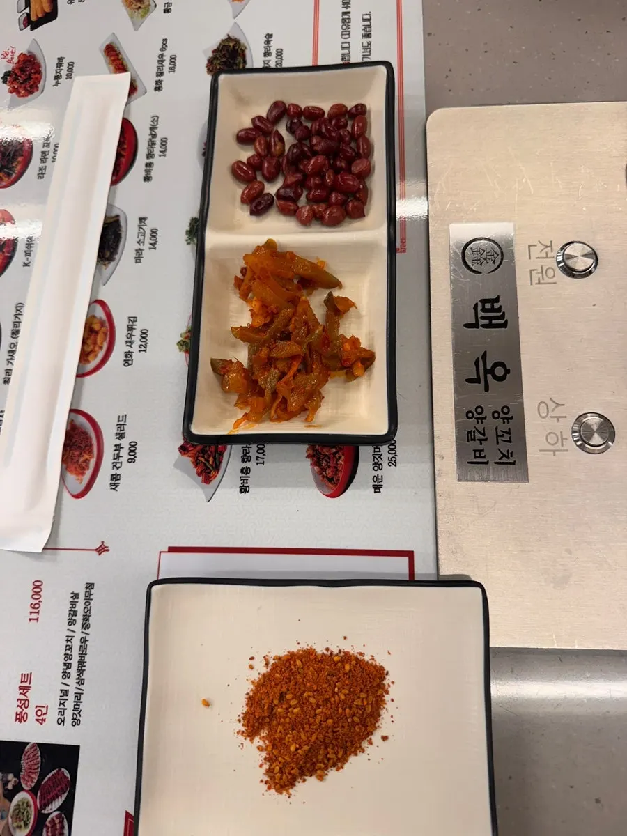 짜사이와 땅콩이 나온 기본찬 세팅