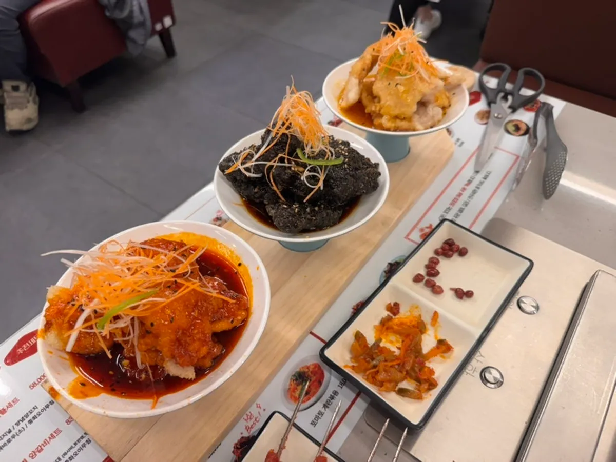 오리지널·매운맛·흑초먹물 삼색 꿔바로우 한 접시