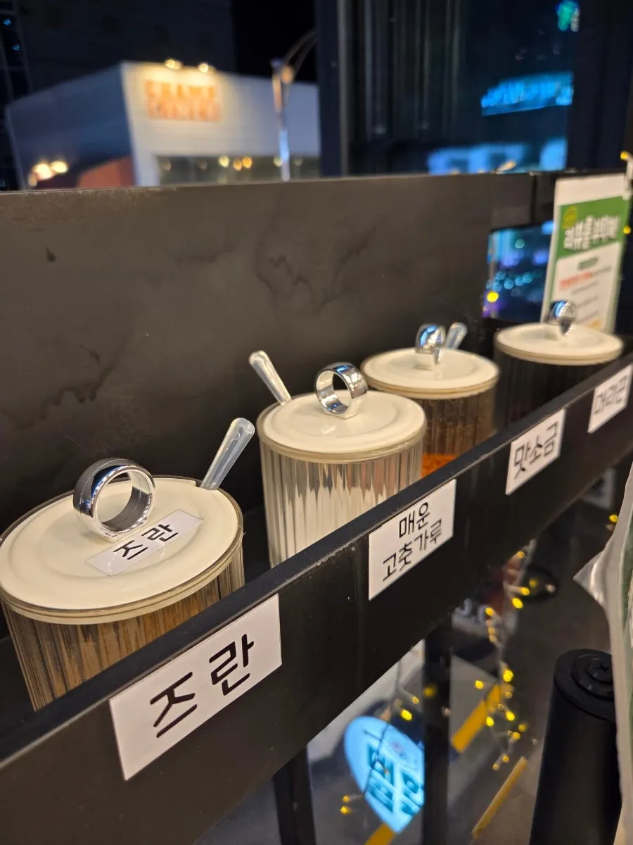 무선 충전 패드가 매립된 테이블 세팅