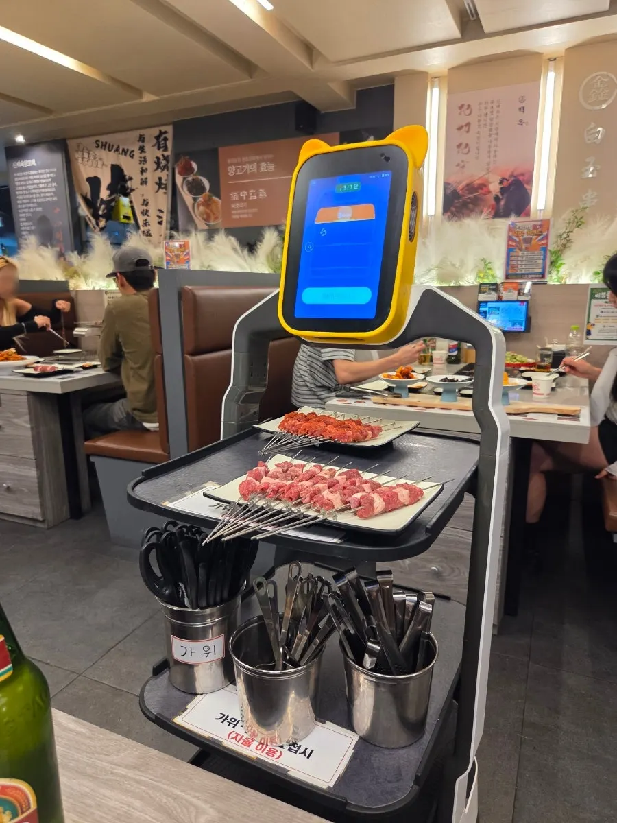 참숯이 세팅된 양꼬치 구이 틀