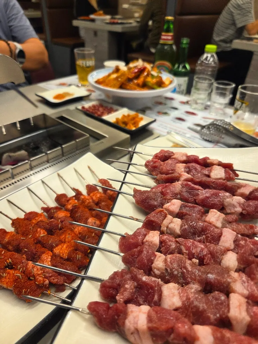 숯불에 올려 굽는 양꼬치