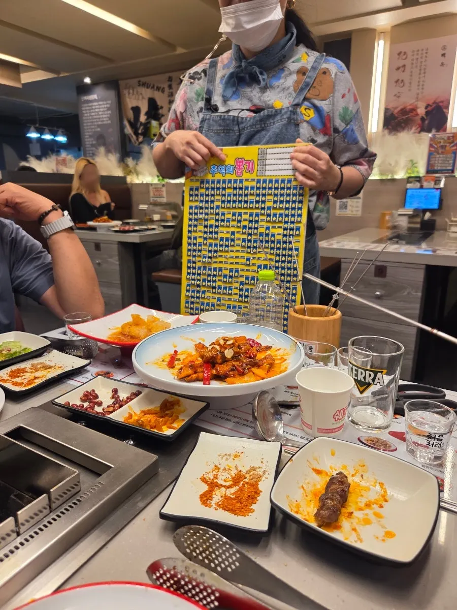숯불에 구운 소세지 꼬치