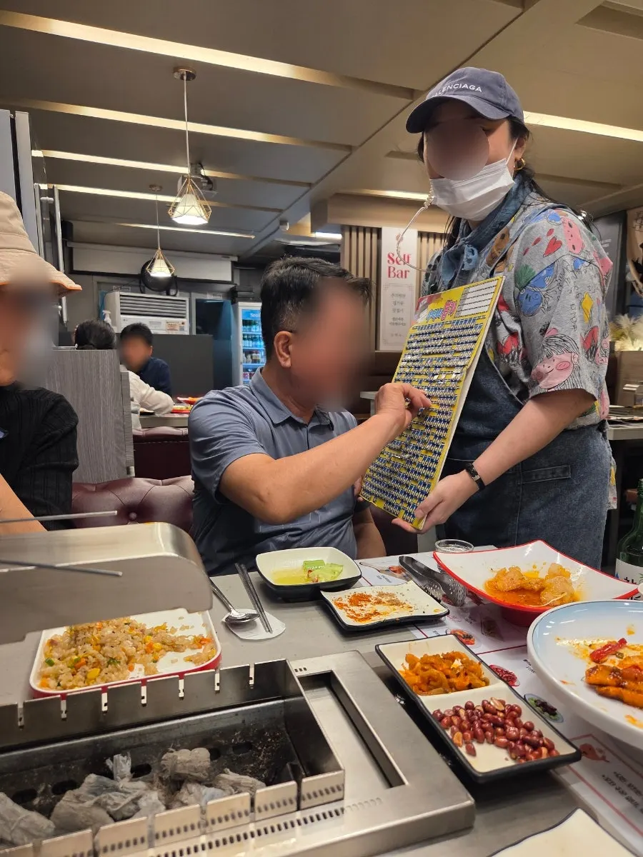 테이블에 차려진 꼬치와 요리들
