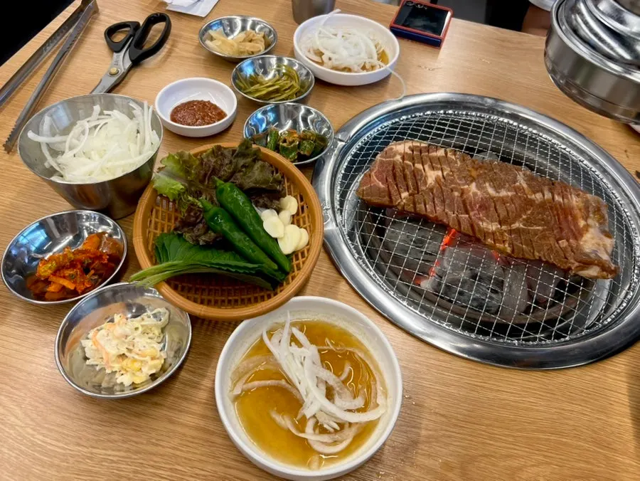 불판에 올린 왕돼지갈비