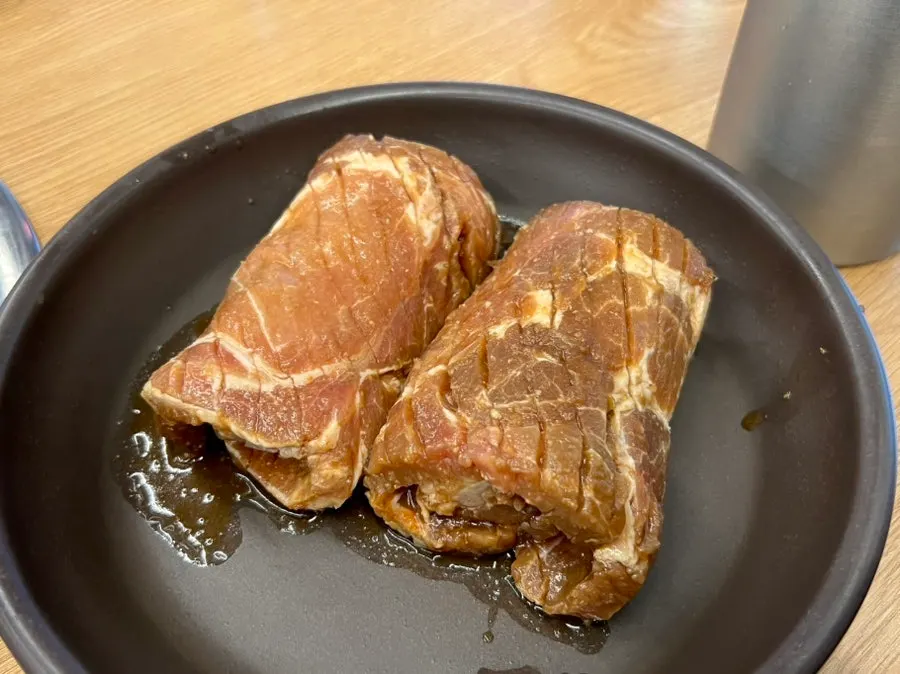 먹기 좋게 자른 돼지갈비 한 점