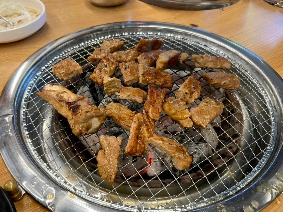 쌈 채소와 곁들인 돼지갈비