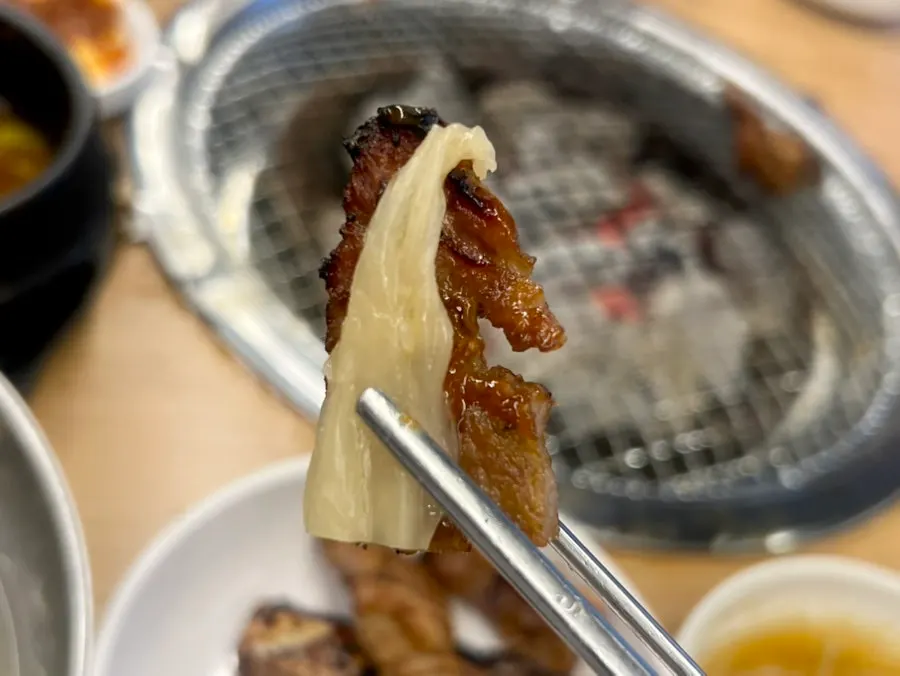 불판 위 왕돼지갈비와 반찬