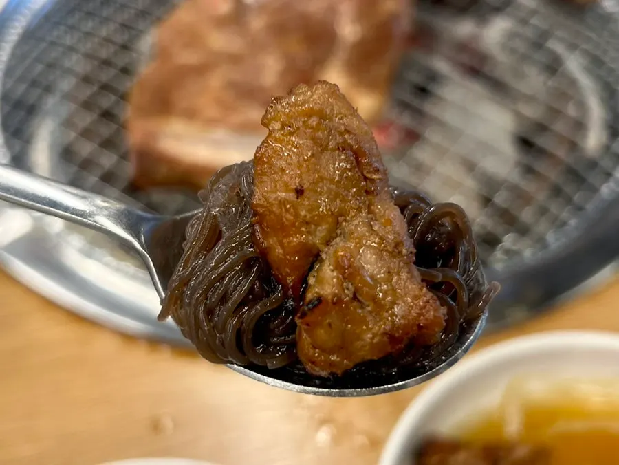 구워진 왕돼지갈비 클로즈업