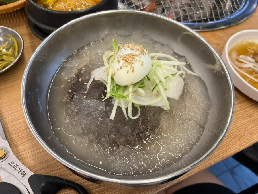 주문한 물냉면 한 그릇