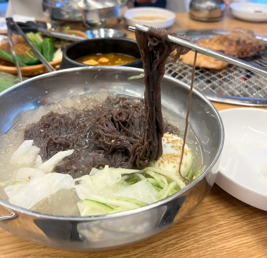 시원한 물냉면 육수와 면