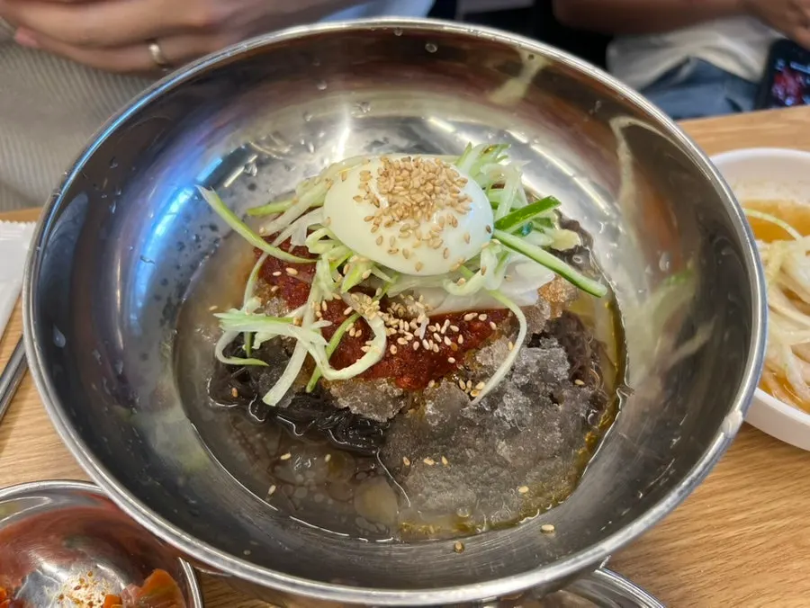 새콤매콤한 비빔냉면