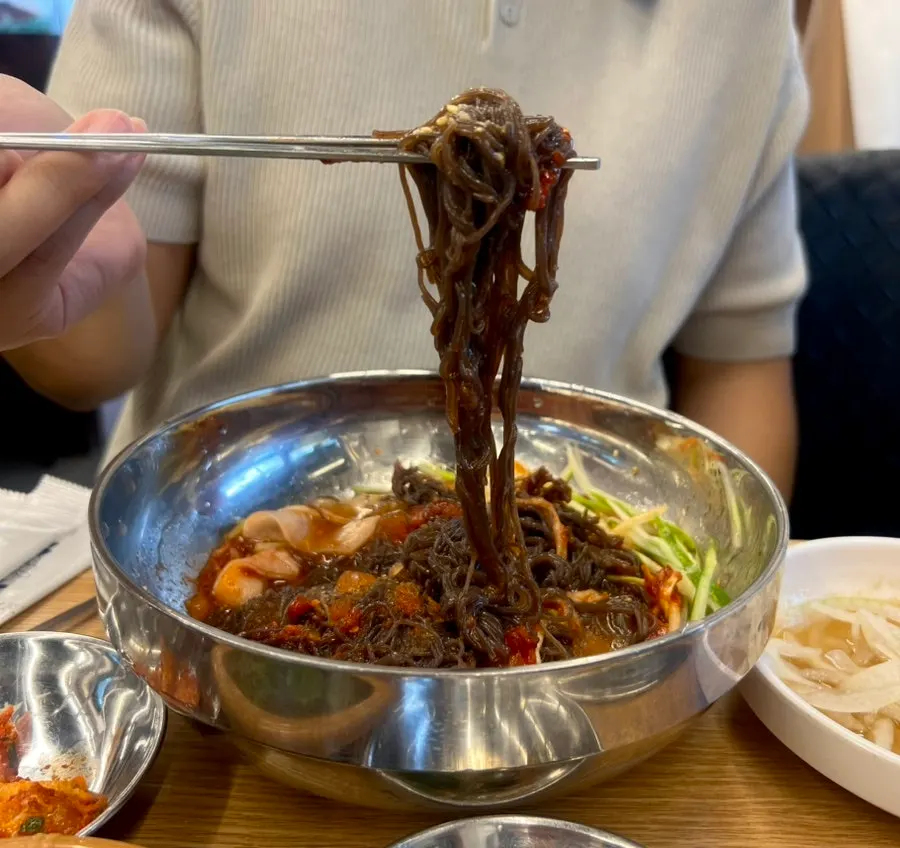 양념을 비빈 비빔냉면 면발