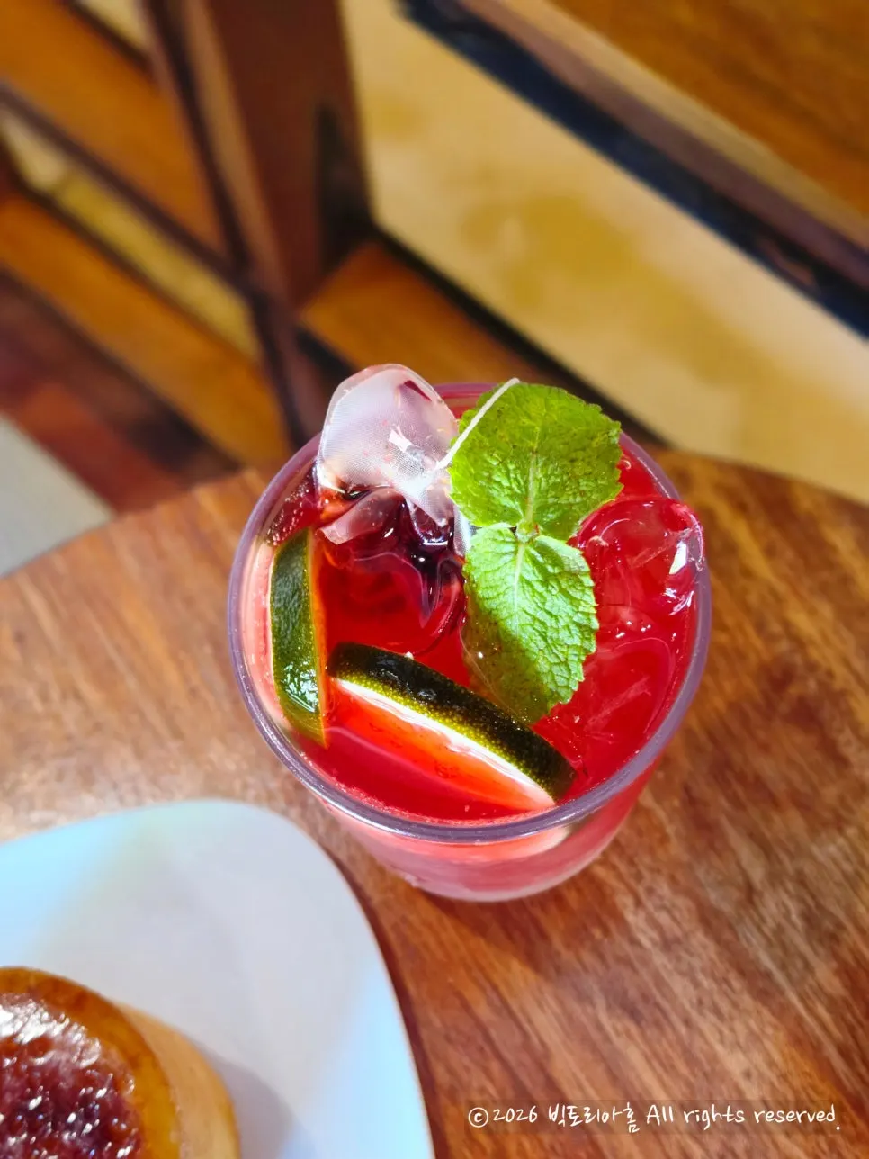 Green tangerine red orange drink