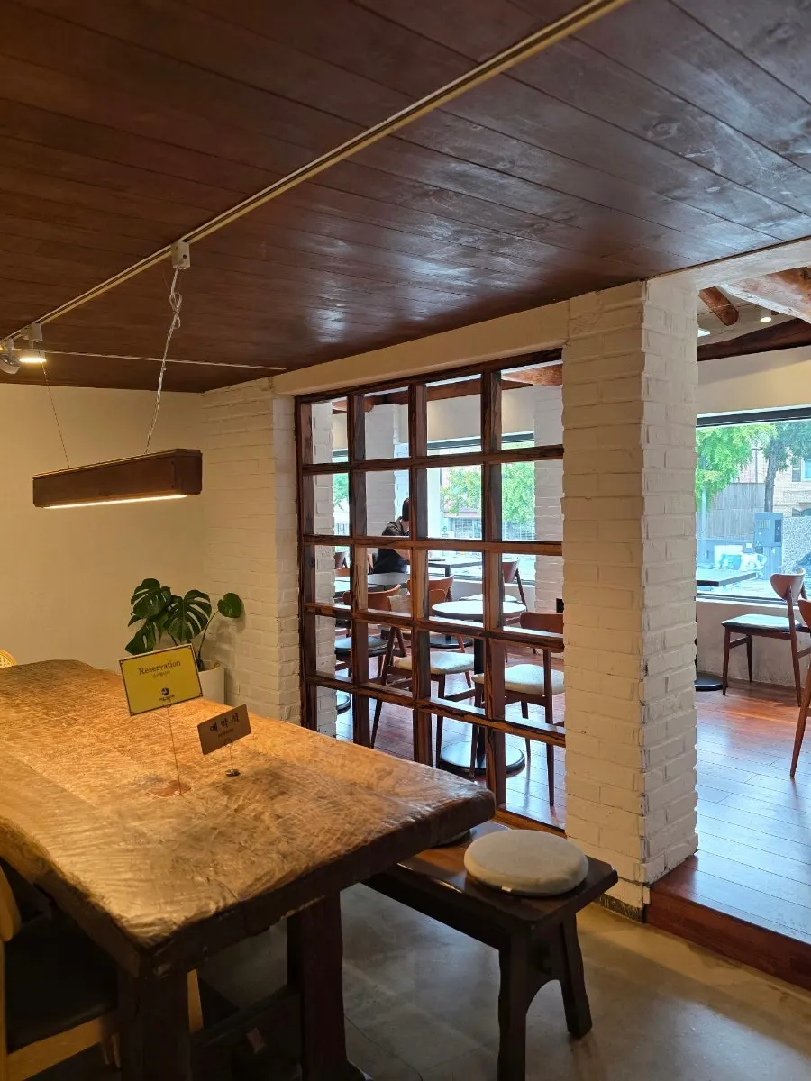 Second-floor seating at The Baum Gyeongbokgung Branch