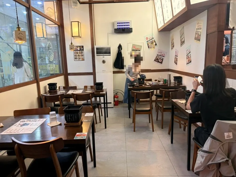 Interior seating at Ichigyu Gwanghwamun Branch