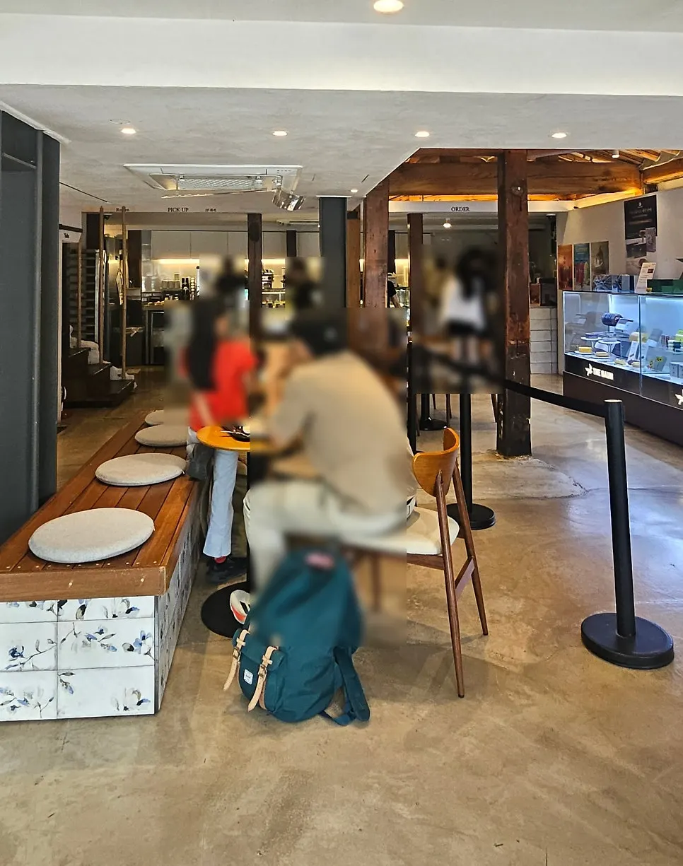 더바움 한옥 분위기 카페 내부