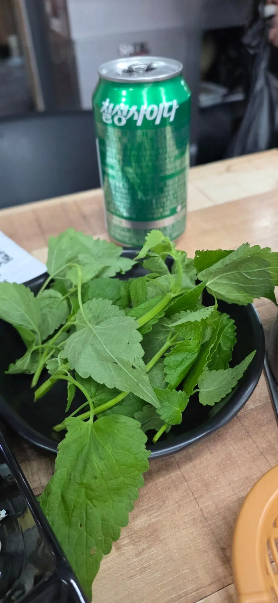 Perilla leaves and mint leaves brought from the self-bar