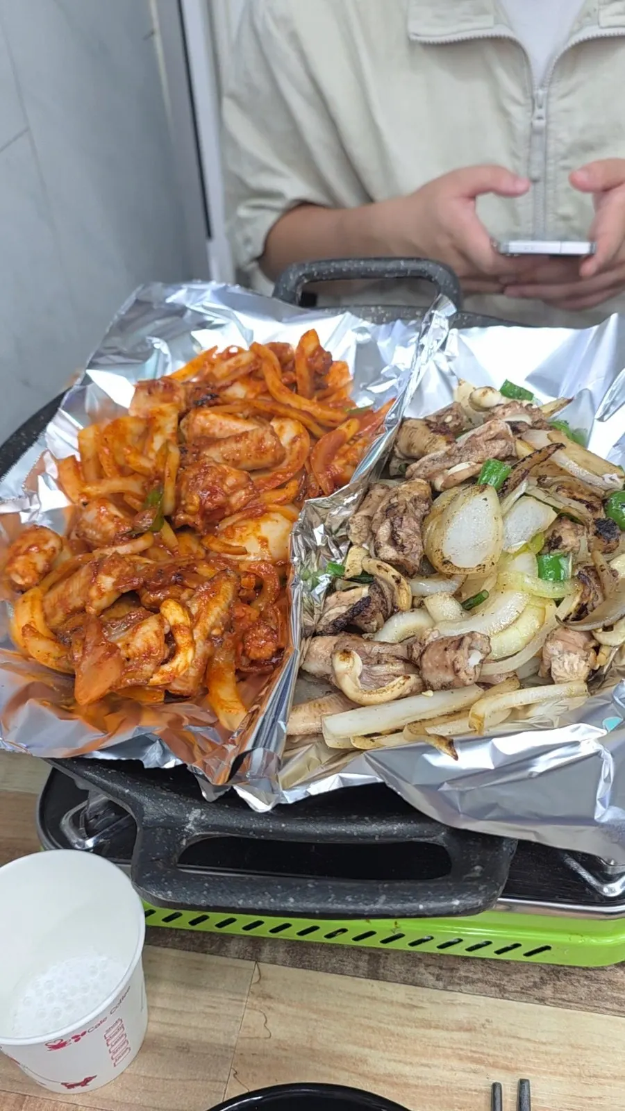Salt-grilled kkomjangeo on the grill plate