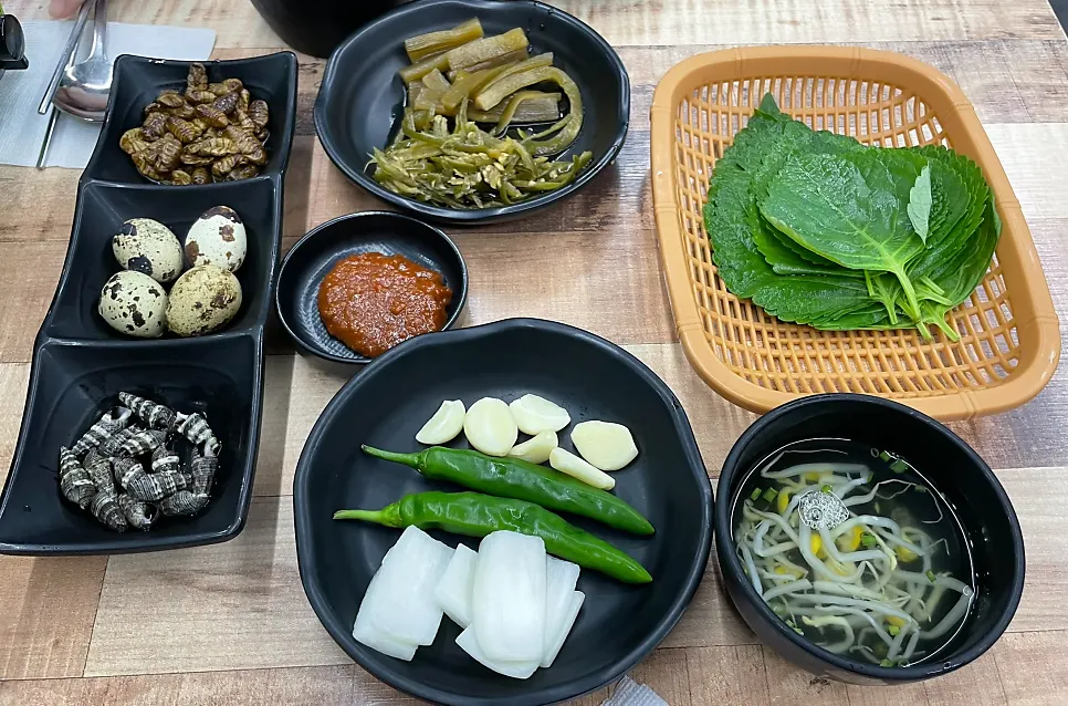 Basic side dishes including silkworm pupae and whelks