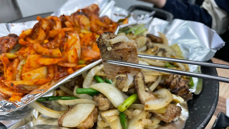 A plate of half salt-grilled, half sauce-grilled hagfish, medium for two