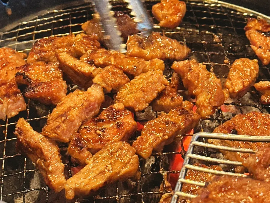 Seasoned pork ribs eaten together with rice