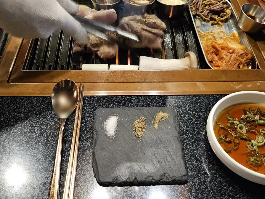 Seasoning set with pink salt and wasabi