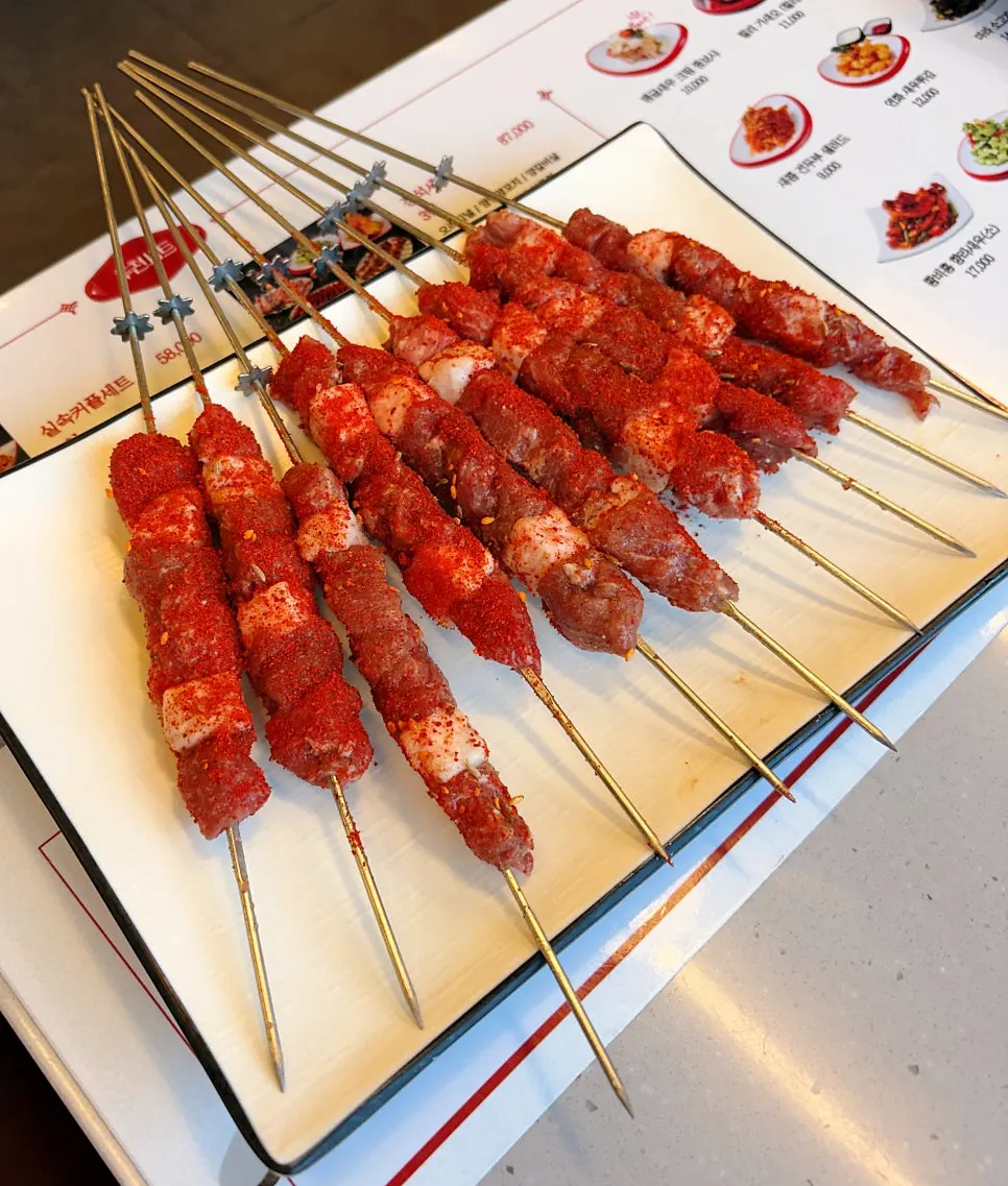둥글게 썰린 생양꼬치 한 접시