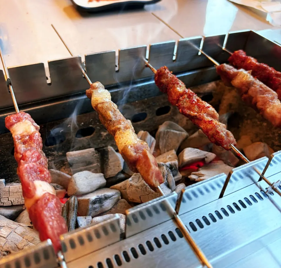 창가 자리에 놓인 양꼬치와 꿔바로우 상차림