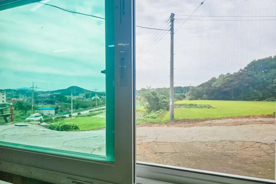창가 자리에서 바라본 강화도 시골 풍경