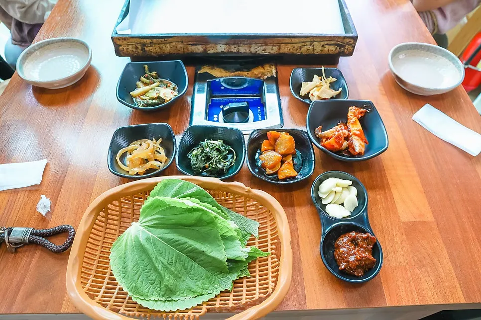 깔끔하게 세팅된 덕오리주물럭 테이블