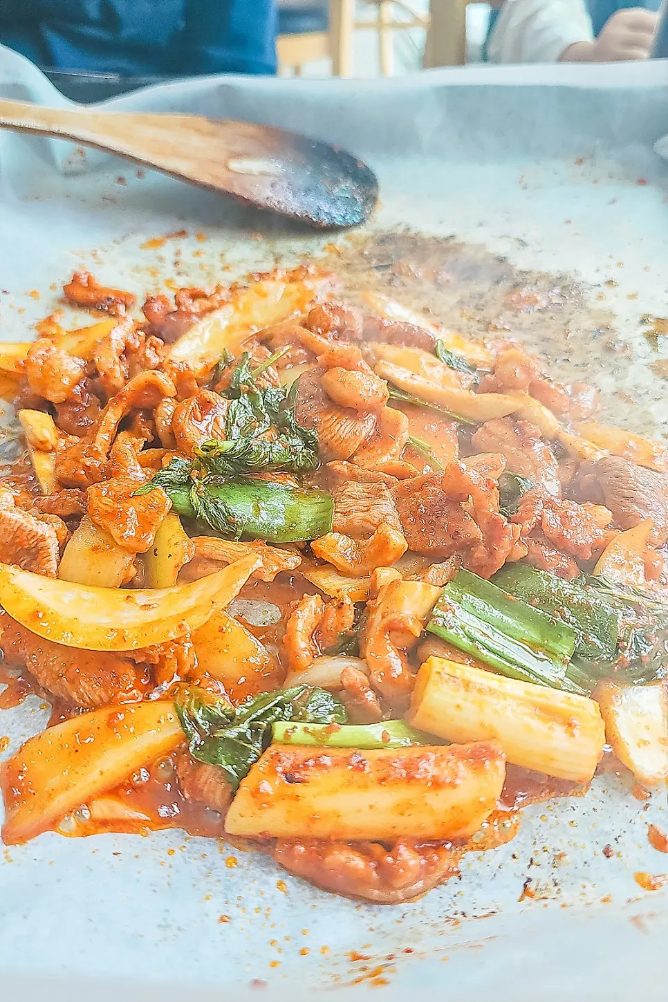 철판에서 익는 오리주물럭 클로즈업