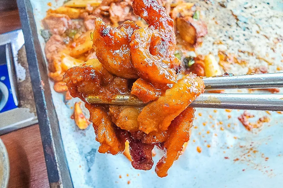 양념이 잘 밴 오리주물럭 한 점