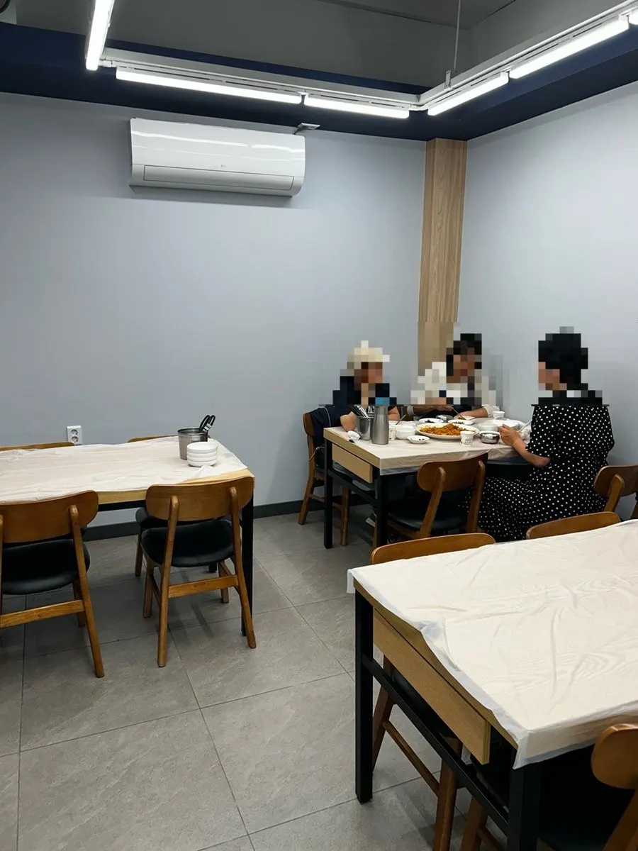 Clean interior space of Wando Cham Jeonbokjip