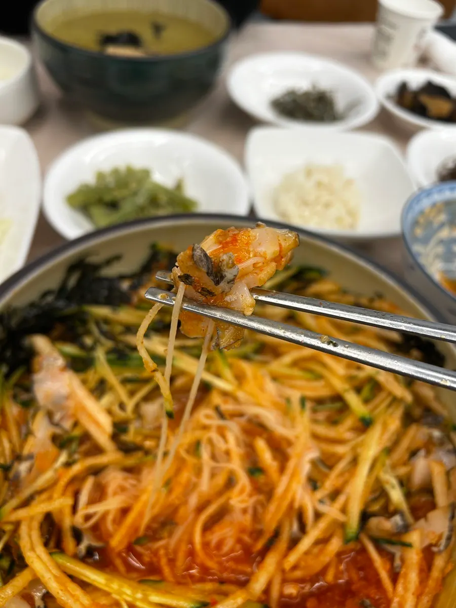 Abalone mulhoe with broth and noodles mixed in