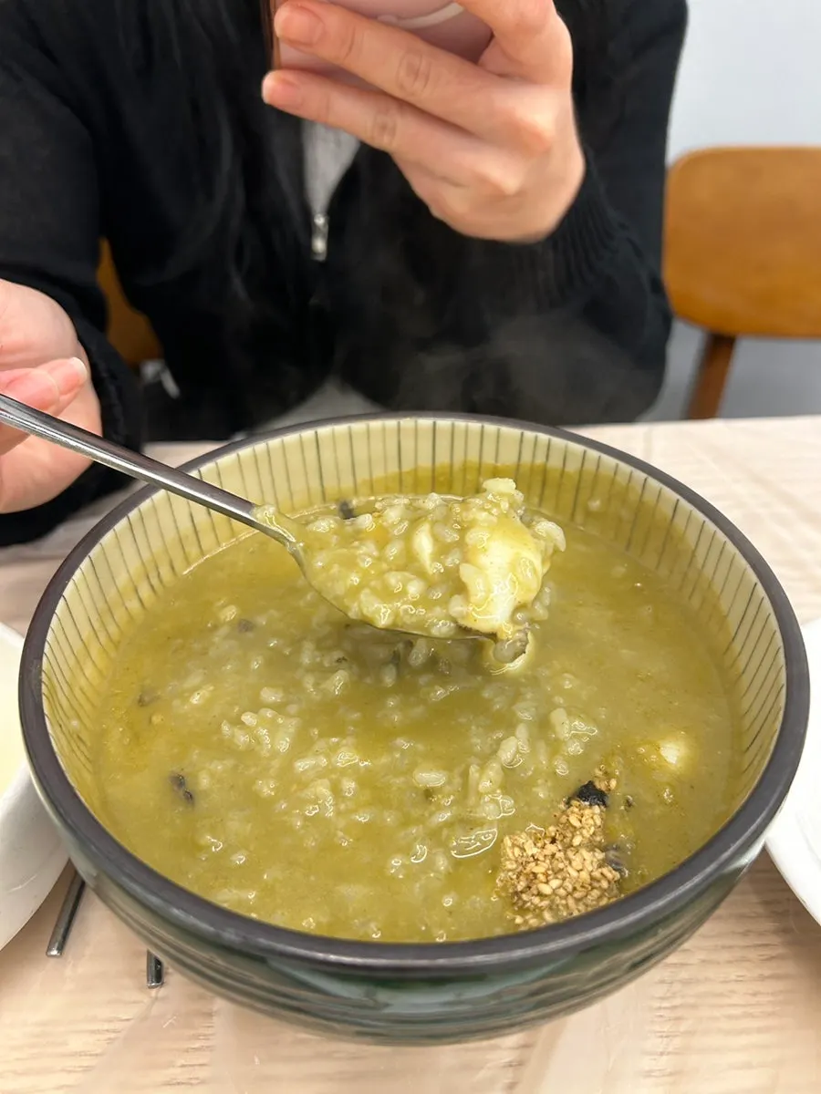 Mixing rice into the mulhoe broth