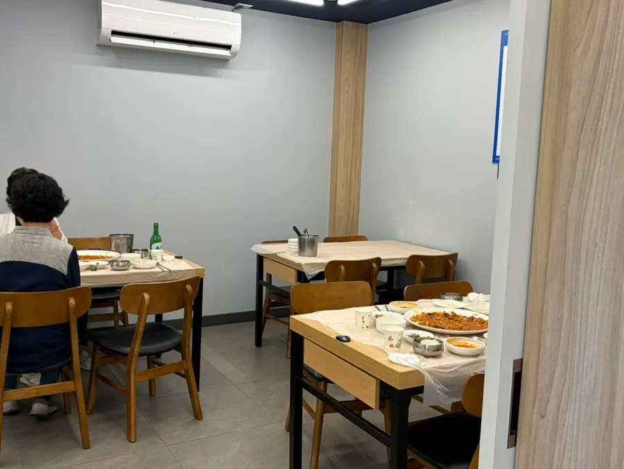 Clean, tidy dining hall at Wando Cham Jeonbokjip
