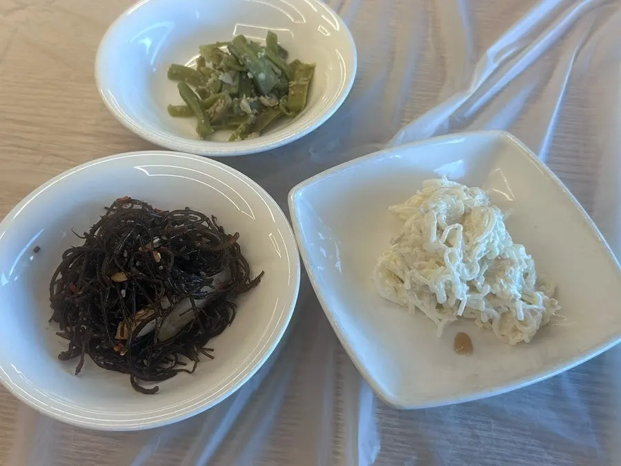 전복해물찜과 전복죽이 적힌 메뉴 구성