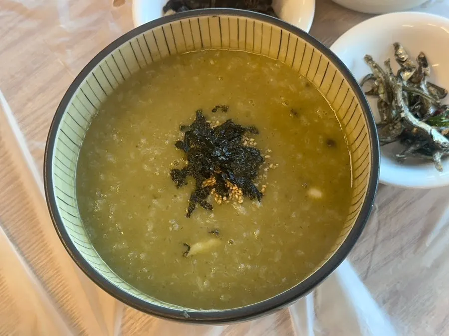 멸치볶음과 나물 등 밑반찬