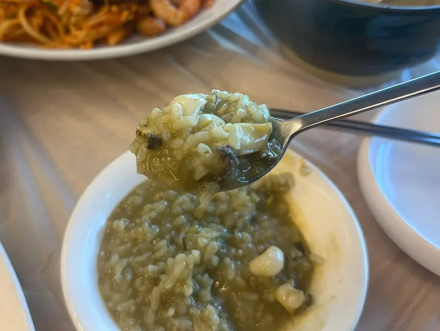 전복이 듬뿍 들어간 전복죽 클로즈업