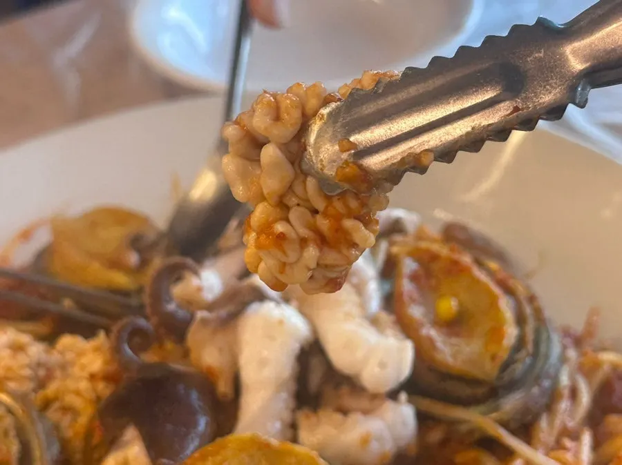 콩나물 위에 올린 해물찜 양념