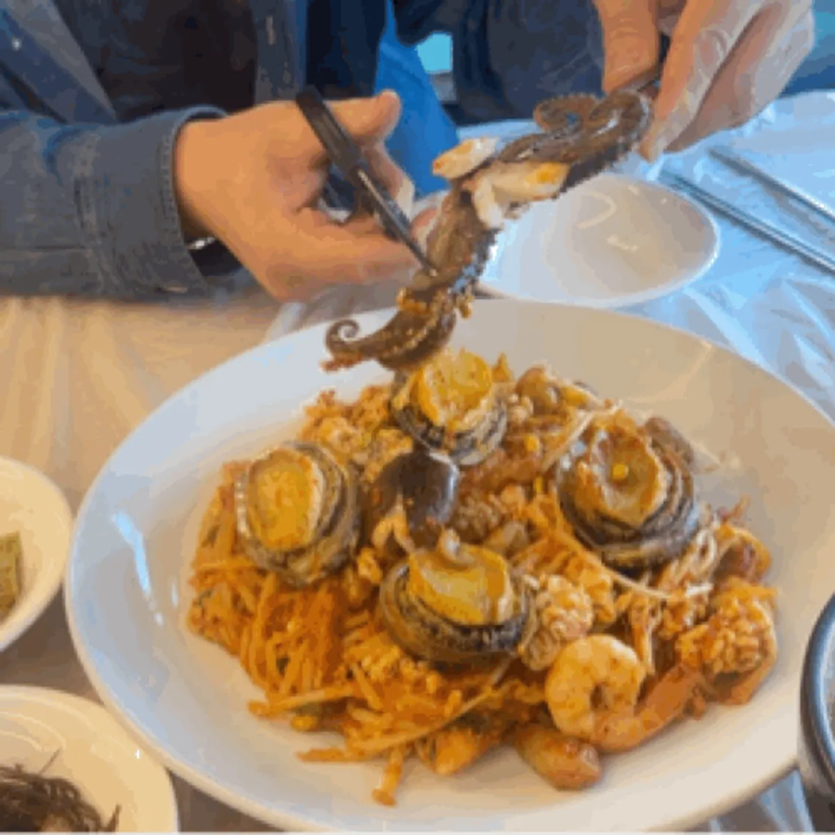 참기름 향 나는 전복해물찜 정사각 사진