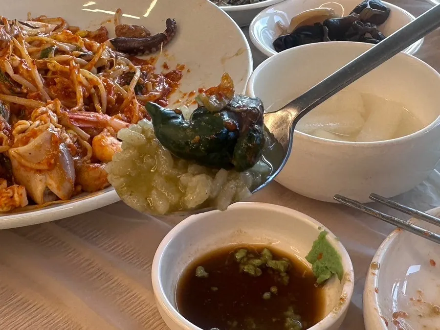 남김없이 비운 전복해물찜 접시