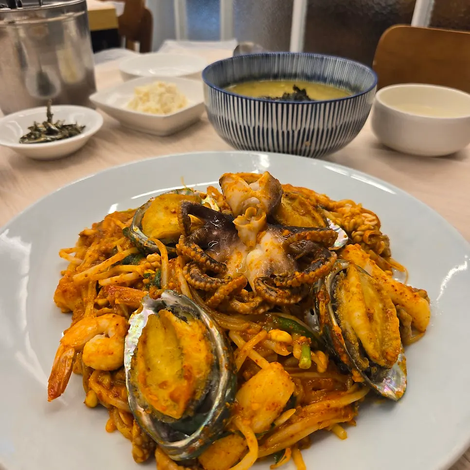 Mesa completa con jjim de marisco y juk de abulón