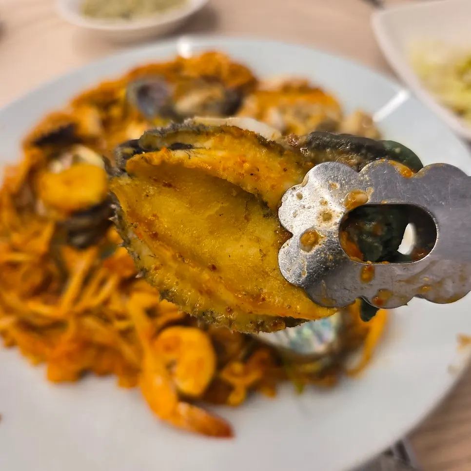 Jjim de marisco con abulón y guarniciones
