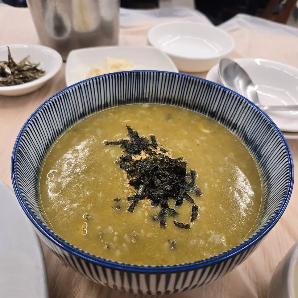 Un cuenco de juk de abulón cremoso