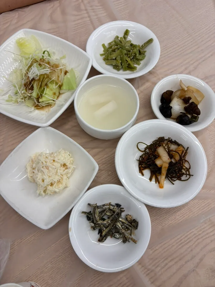Side dish spread at Wando Cham Jeonbokjip